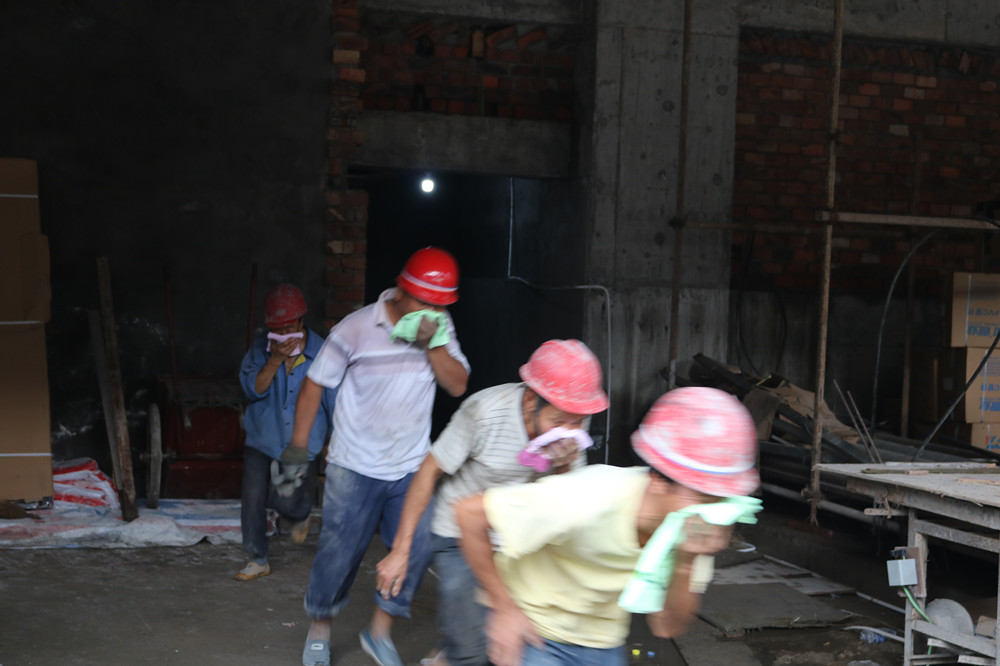 福建易順建筑工程有限公司“東升商城”工程2017年度《安全生產(chǎn)月》消防、救援應(yīng)急演練