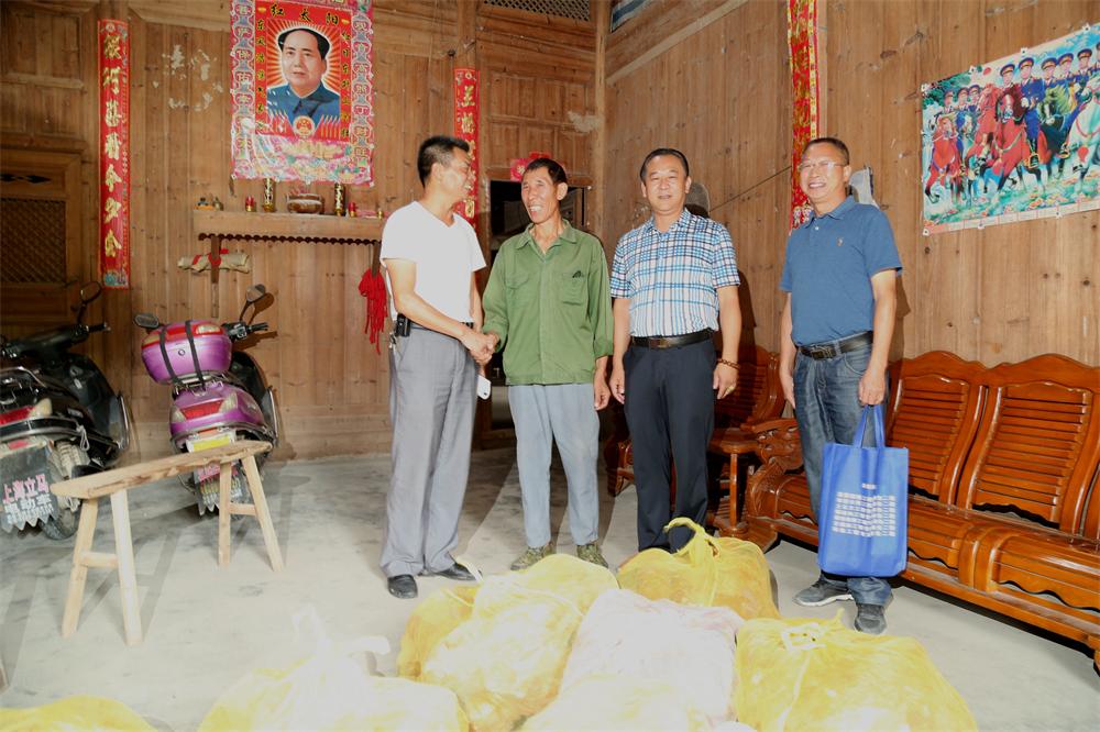 福建易順建筑工程有限公司“互動(dòng)聯(lián)動(dòng)、掛鉤幫扶”招沙甲村貧困戶捐贈(zèng)儀式