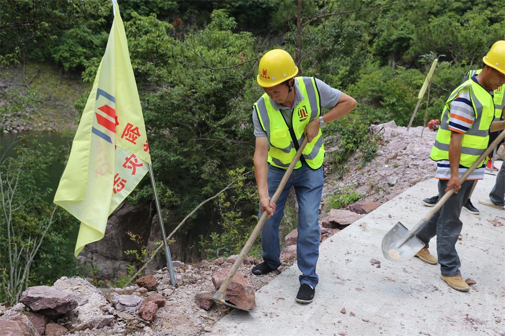 福建晉恒建設(shè)工程有限公司前往錢園橋大隊塹上村搶險救災