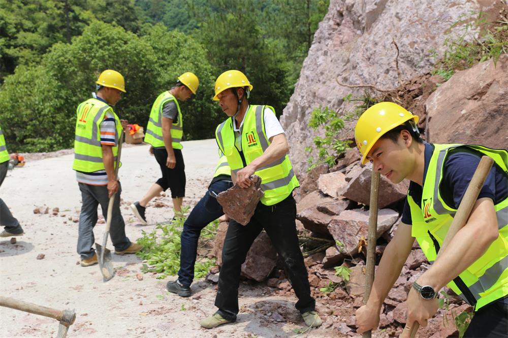 福建晉恒建設(shè)工程有限公司前往錢園橋大隊塹上村搶險救災