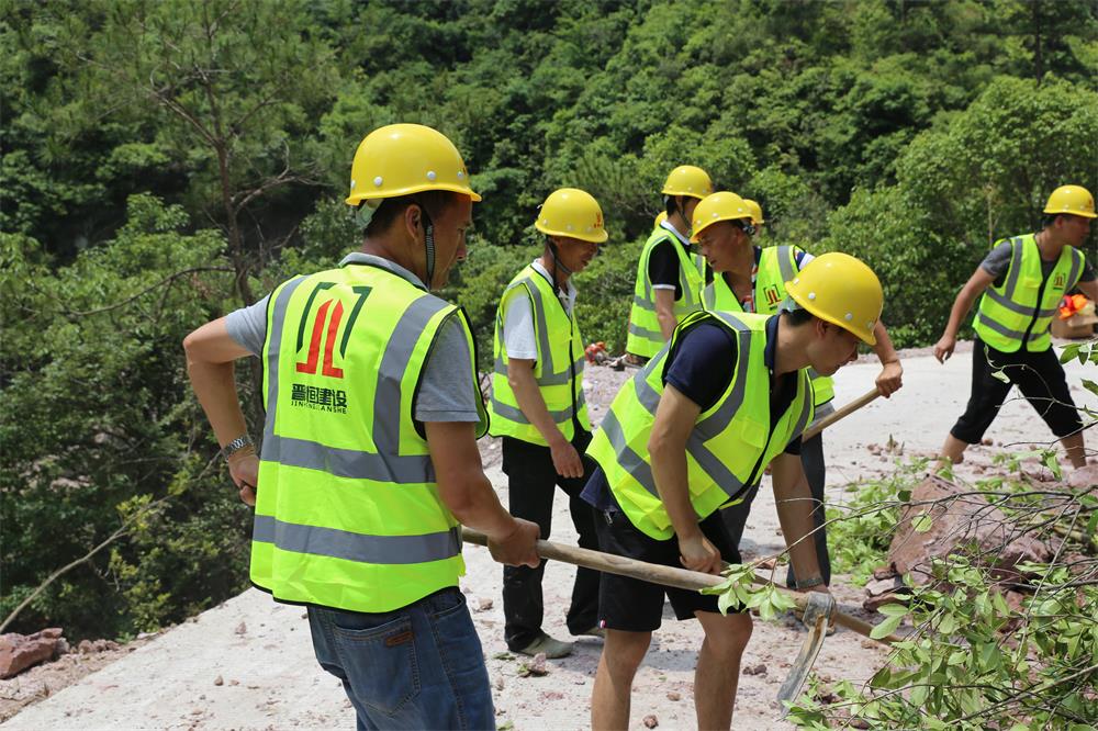 福建晉恒建設(shè)工程有限公司前往錢園橋大隊塹上村搶險救災