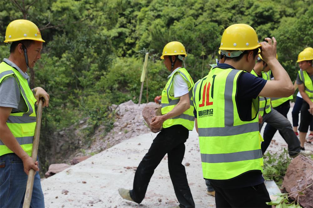 福建晉恒建設(shè)工程有限公司前往錢園橋大隊塹上村搶險救災