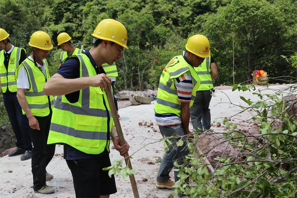 福建晉恒建設(shè)工程有限公司前往錢園橋大隊塹上村搶險救災