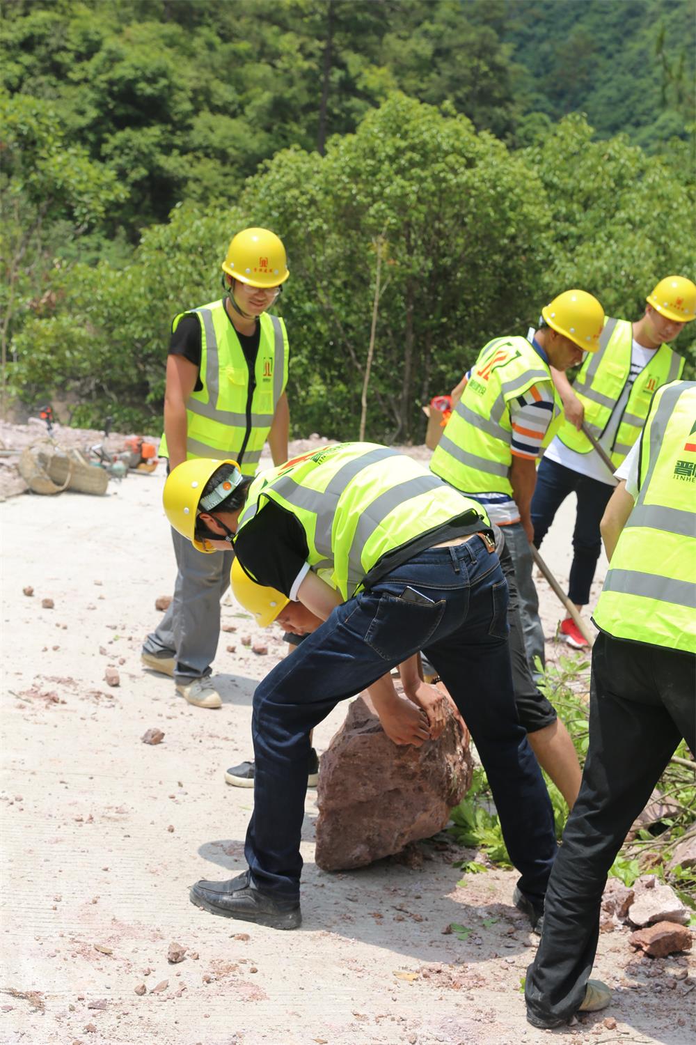 福建晉恒建設(shè)工程有限公司前往錢園橋大隊塹上村搶險救災