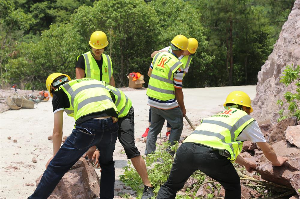 福建晉恒建設(shè)工程有限公司前往錢園橋大隊塹上村搶險救災
