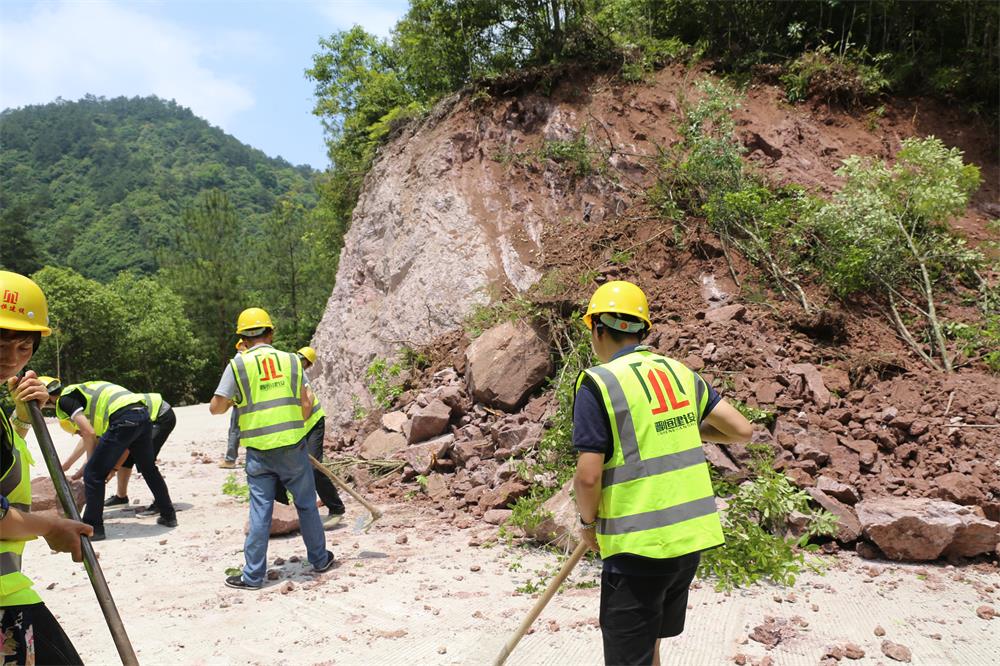 福建晉恒建設(shè)工程有限公司前往錢園橋大隊塹上村搶險救災