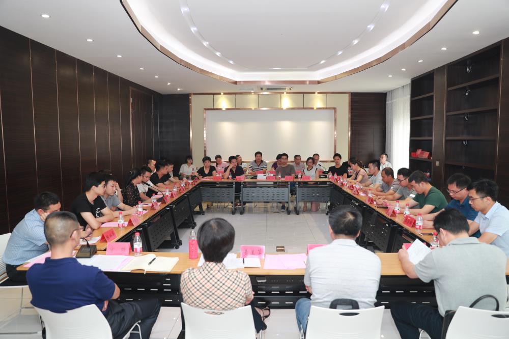 由（縣委常委、政法委書記）官雄主持、黃美萍（縣委書記）蘇建旗（縣長）參加“村企結(jié)對、真情幫扶”簽約授牌儀式、