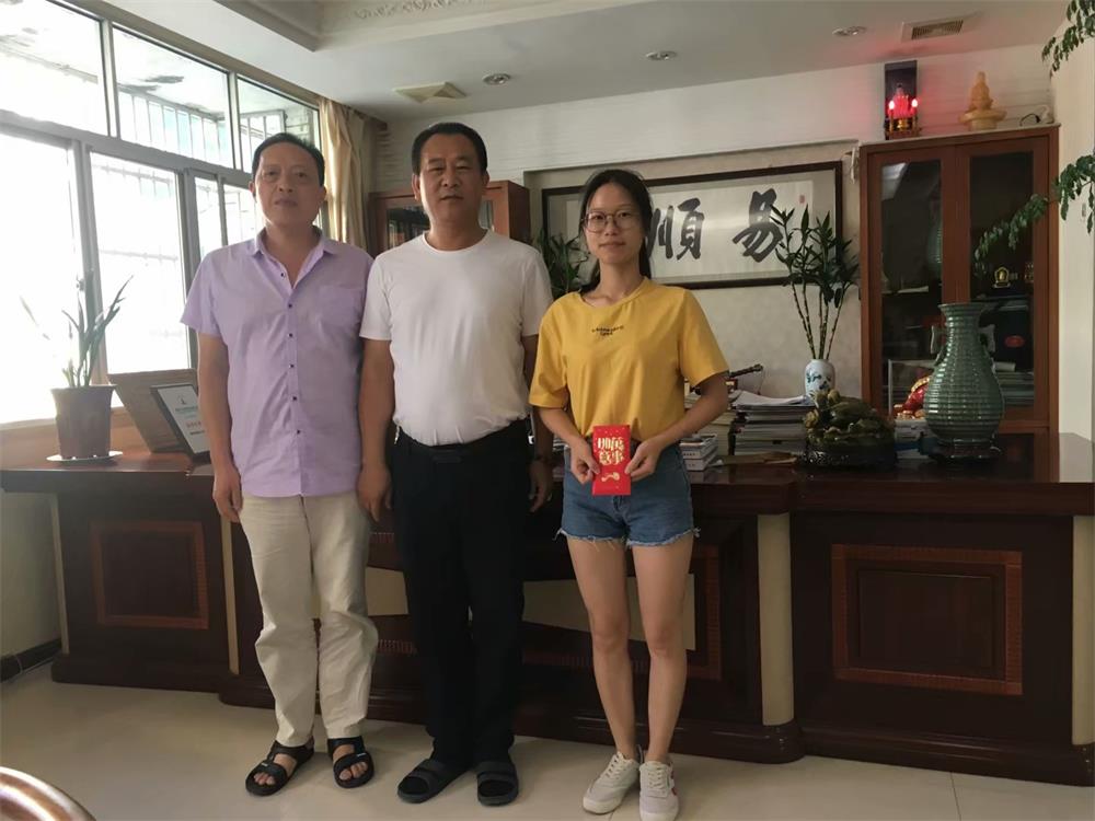 知識改變?nèi)说拿\(yùn)，公司職工子女考上大學(xué) 單位頒發(fā)助學(xué)金
