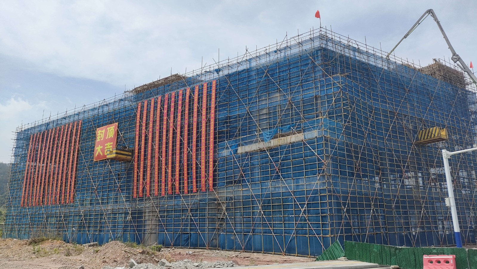 易順建工集團(tuán)有限公司承建的熹茗白茶加工及產(chǎn)業(yè)技術(shù)基地建設(shè)項(xiàng)目一期工程順利封頂！